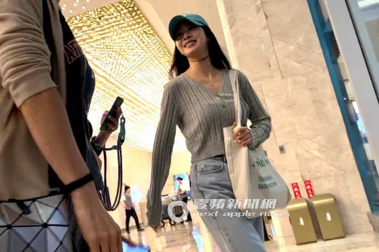 金泰希零偽裝從下榻漢來大飯店搭電梯到1樓大廳。特勤中心攝