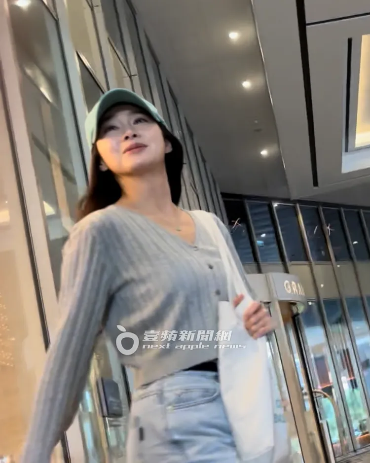 金泰希絕美水光肌面帶甜笑，心情甚好。特勤中心攝