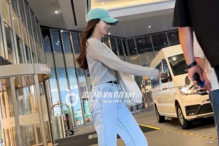 金泰希在保鑣護送下，坐上小巴士。特勤中心攝
