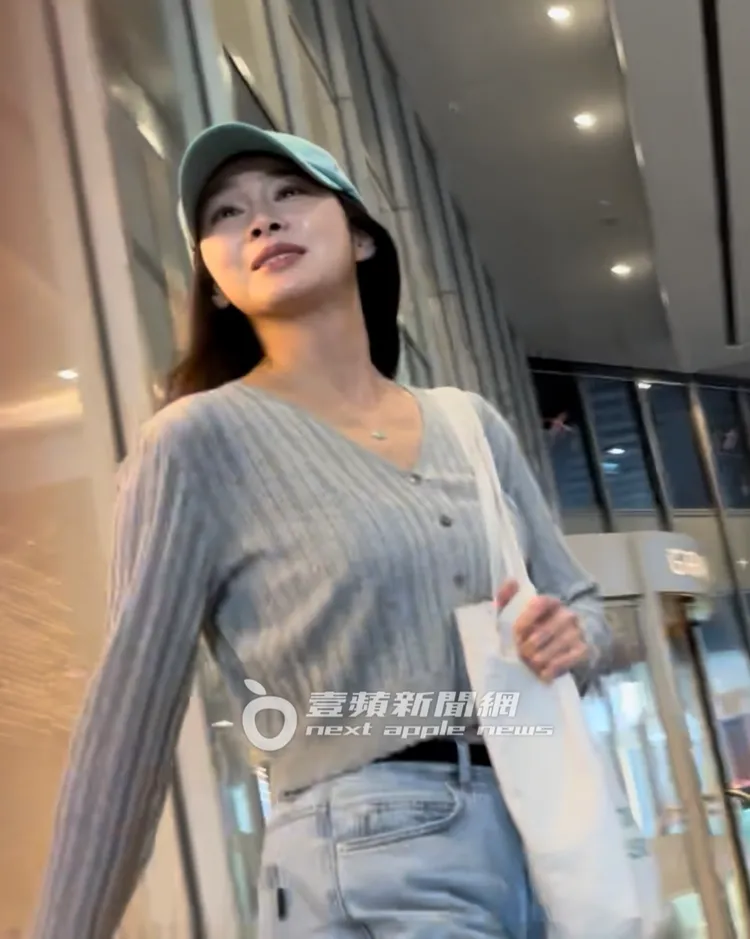 金泰希白皙肌膚加上逆齡鵝蛋臉，被封為「韓國第一天然美女」。特勤中心攝