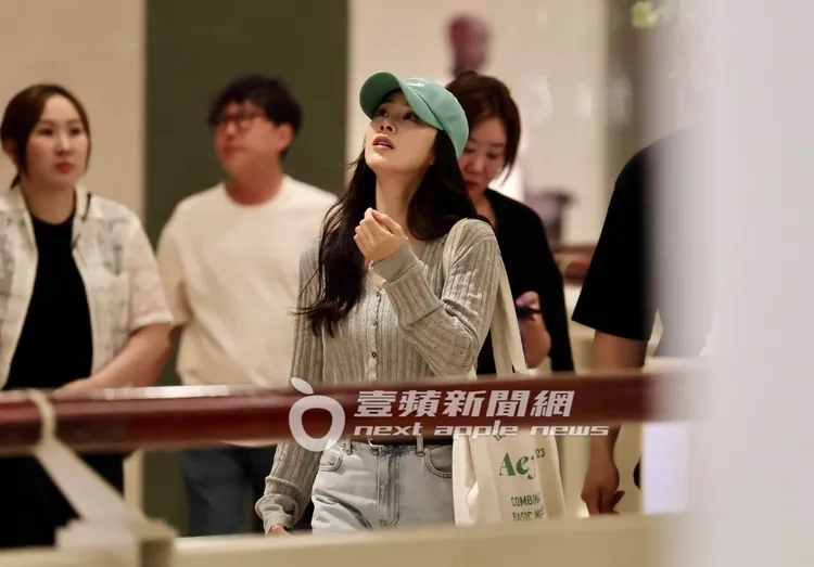 金泰希到台北101大樓，抬頭往上觀賞建築物內部裝潢。特勤中心攝