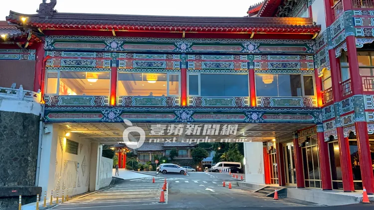 金泰希到「金龍餐廳」金蘭軒包廂大啖廣東料理，俯瞰台北盆地美景。特勤中心攝