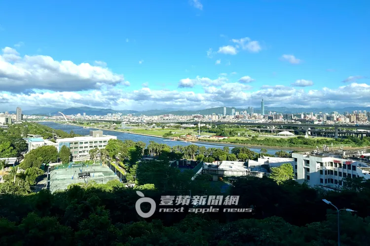 金泰希到圓山大飯店金龍餐廳用餐，從金蘭軒包廂眺望基隆河畔美景一覽無遺。特勤中心攝