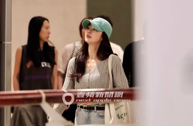 金泰希搭乘手扶梯上下樓，認真巡禮台北101每一層。特勤中心攝