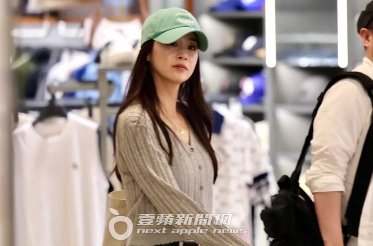金泰希接著到台北101購物中心逛街，當飯後運動。特勤中心攝