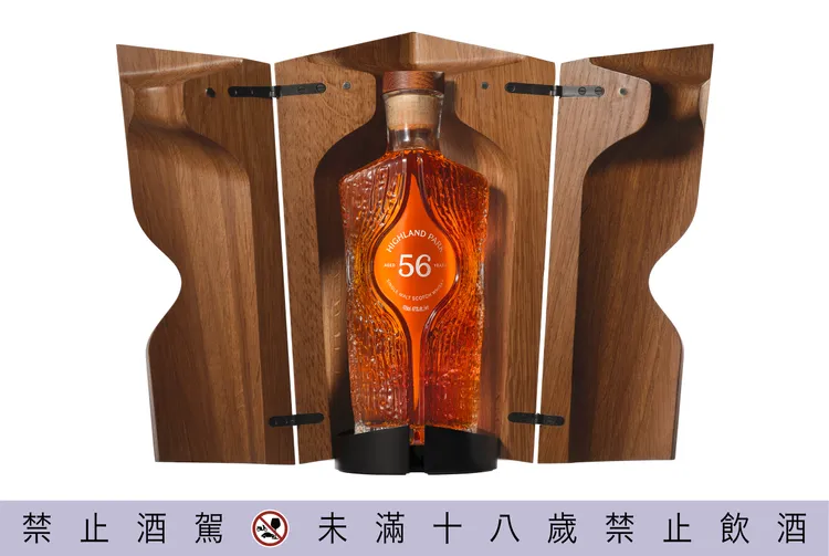 高原騎士56年是以「成長」為題，以奧克尼群島的斯坦尼斯石柱為靈感，盒身兩側巧妙設置橢圓光孔，讓自然光於木盒中溫柔灑落，映照出酒液的天然酒色。業者提供