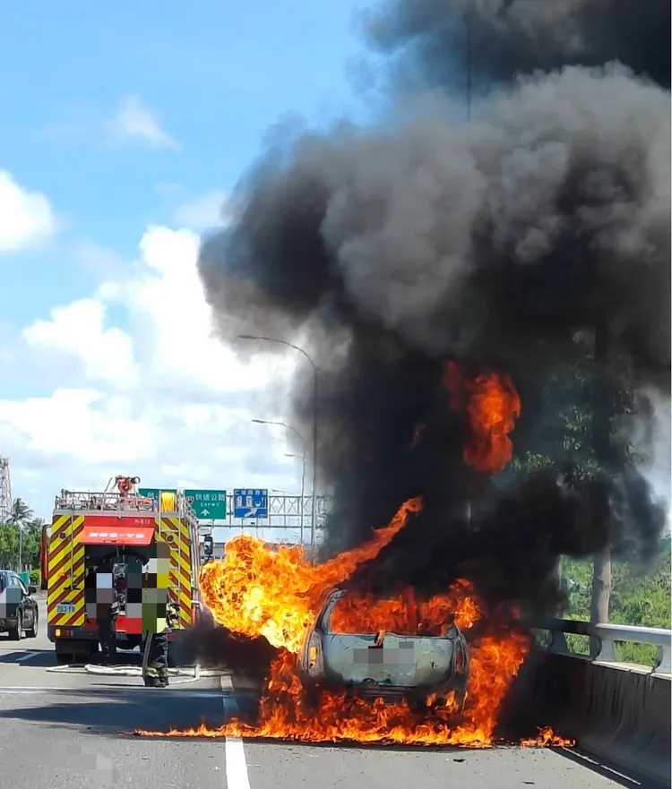 國道1號臺南仁德路段發生火燒車，所幸及時滅火。翻攝畫面