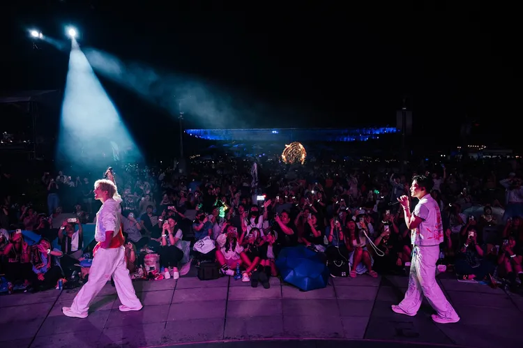 炎亞綸和許孟哲走到台下與粉絲互動。翻攝許孟哲臉書