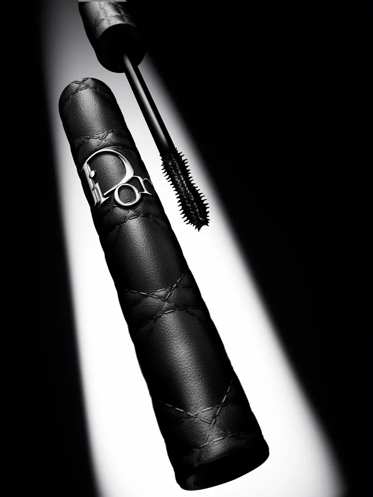 Dior絕對搶眼濃密睫毛膏擁有創新8字型設計刷頭。品牌提供