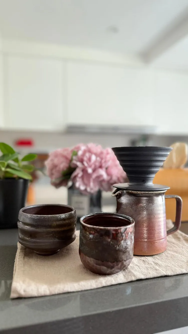 梁詠琪的陶藝作品（圖前），鶯歌戰利品（圖後）。 得意智文創提供