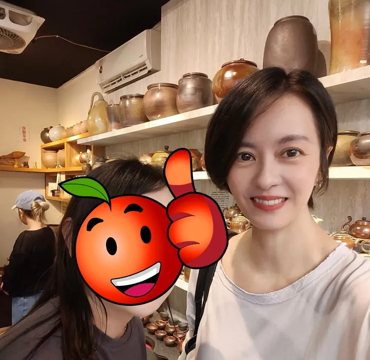 梁詠琪跟民眾合影。翻攝chencheng.cai Threads