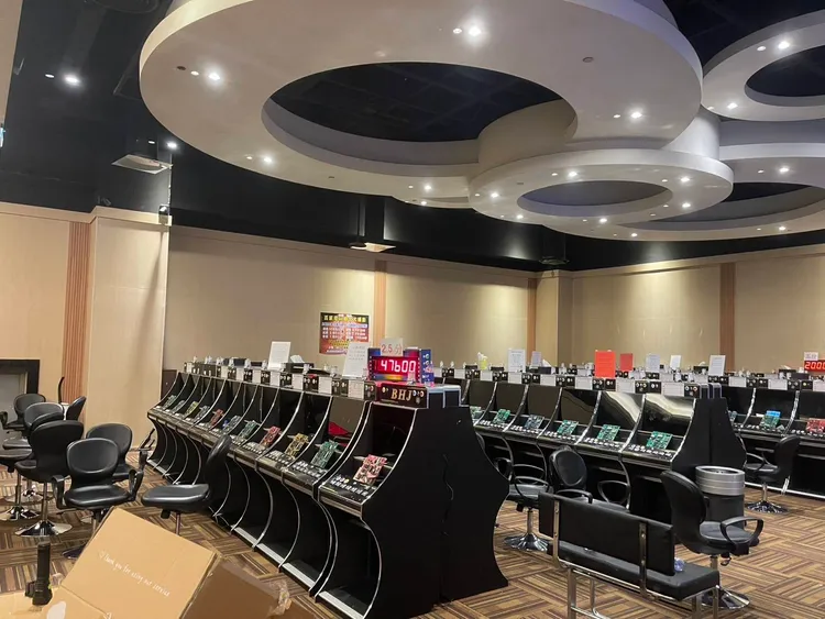 蘆竹警方掃蕩轄內以合法掩護非法賭博的電子遊藝場。翻攝畫面