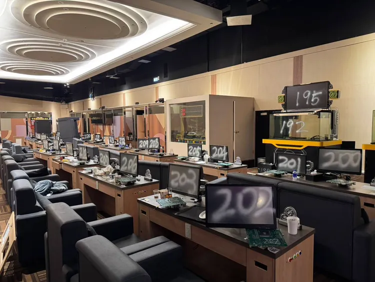 蘆竹警方掃蕩轄內以合法掩護非法賭博的電子遊藝場。翻攝畫面