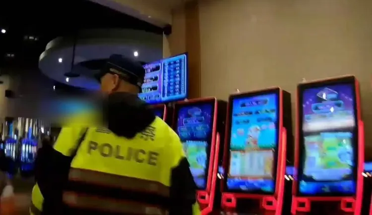 蘆竹警方掃蕩轄內以合法掩護非法賭博的電子遊藝場。翻攝畫面