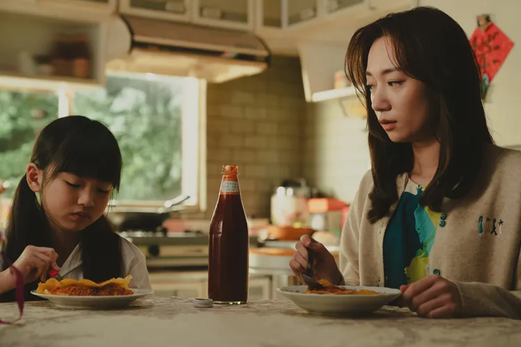 吳卓源飾演的母親教幼年的樂樂做蛋包飯。Netflix提供