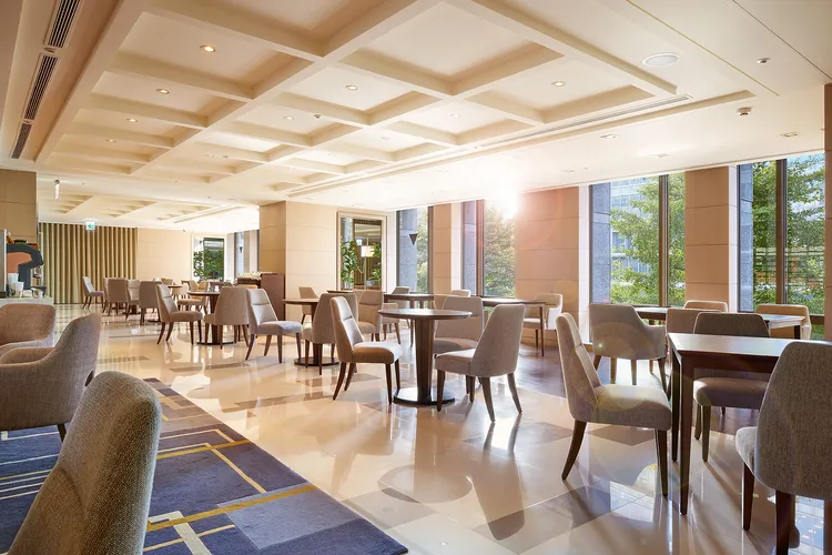 位於飯店2樓行政貴賓酒廊，不僅供應精緻輕食點心，亦提供Haagen-Dazs冰淇淋、台日啤酒及每日Happy Hour時段還有日本清酒暢飲等高規格服務，成功吸引高端商務與品味型旅客。JR東日本大飯店台北提供