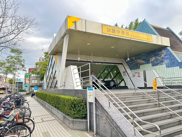 在台北捷運房租較低的十大捷運站點中，徐匯中學站距離台北車站僅需約16分鐘車程，是榜上通勤台北車站時間最短者。永慶房產集團提供