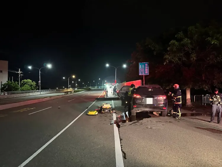 休旅車自撞路橋護欄造成車內1死1傷，初判又是酒駕釀禍。民眾提供