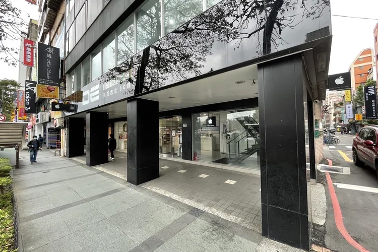 於德誼數位購買MacBook搭配指定保險方案，即可獲得「新鮮人大禮包」。德誼數位提供