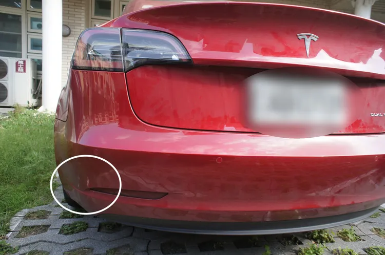 郭男的特斯拉也有明顯擦痕。翻攝畫面