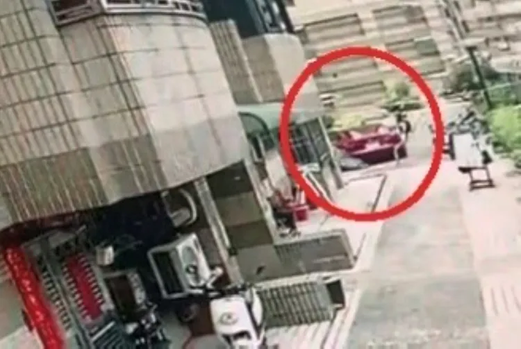 監視器畫面顯示郭男撞到蘇男機車後就逕自離去。翻攝畫面
