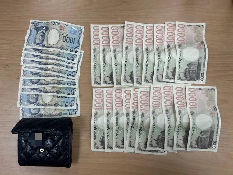 王男得手的日幣。警方提供
