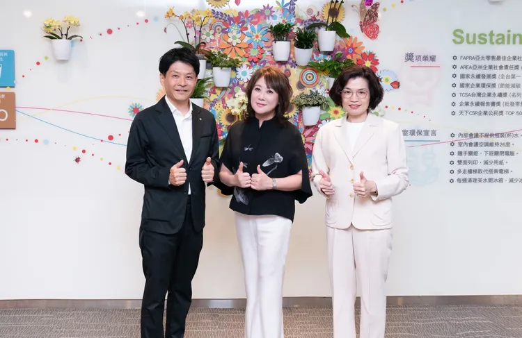 遠東SOGO百貨董事長黃晴雯（中）當選百協新任理事長，副理事長由漢神購物中心總經理南野雄介（左）及台北101總經理朱麗文（右）擔任。百協提供