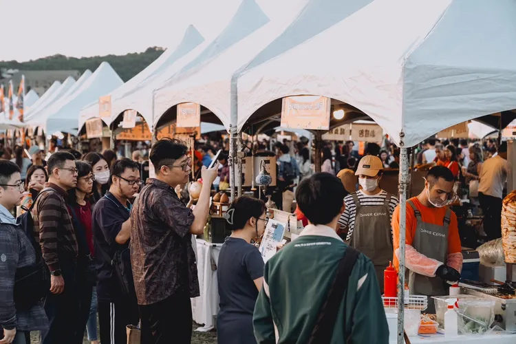 麗寶賽車場域首次舉辦的「偷偷買」創意市集、美食餐車，總計有多達30多家廠商到場，這將是一場讓人充滿樂趣與回憶的改裝車聚盛會與市集美食嘉年華。主辦單位提供
