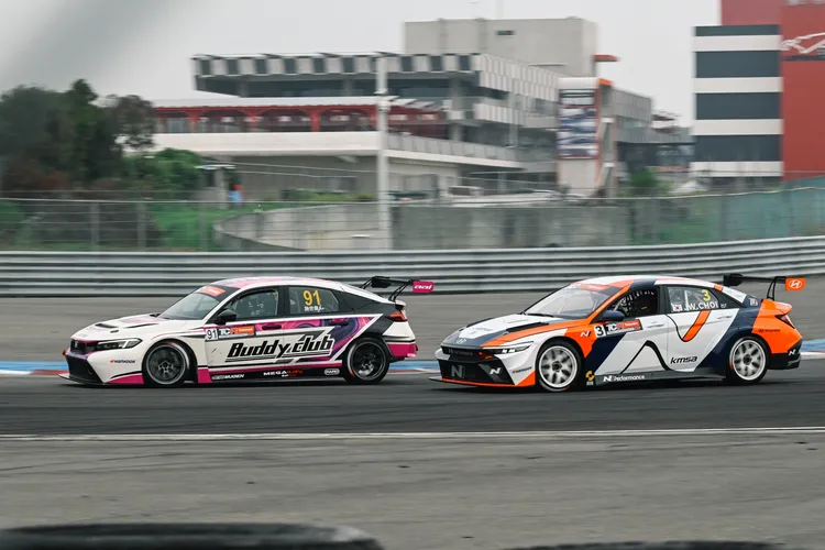 STS冠軍車手FIST-TEAM AAI施世偉駕駛Honda Civic FL5 TCR廠車，與韓國KMSA Motorsport N車隊崔丁元駕駛的Hyundai Elantra N TCR最新7.5代廠車，將在決賽中演出精彩攻防。主辦單位提供