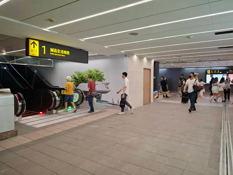 中山站1號出口連通道。台北捷運提供