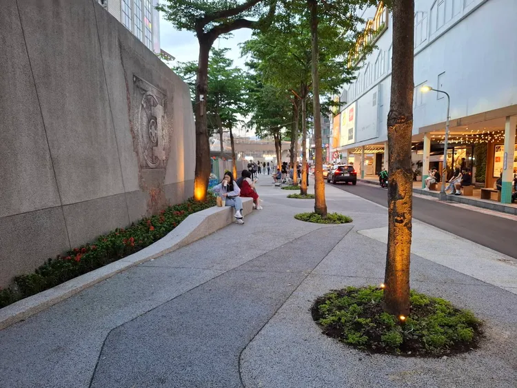 中山站1號出口景觀平台順利完工。台北捷運提供