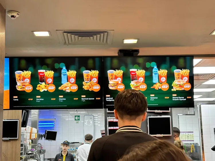 俄羅斯版麥當勞，黃大米認為口味和麥當勞差不多。翻攝自黃大米臉書