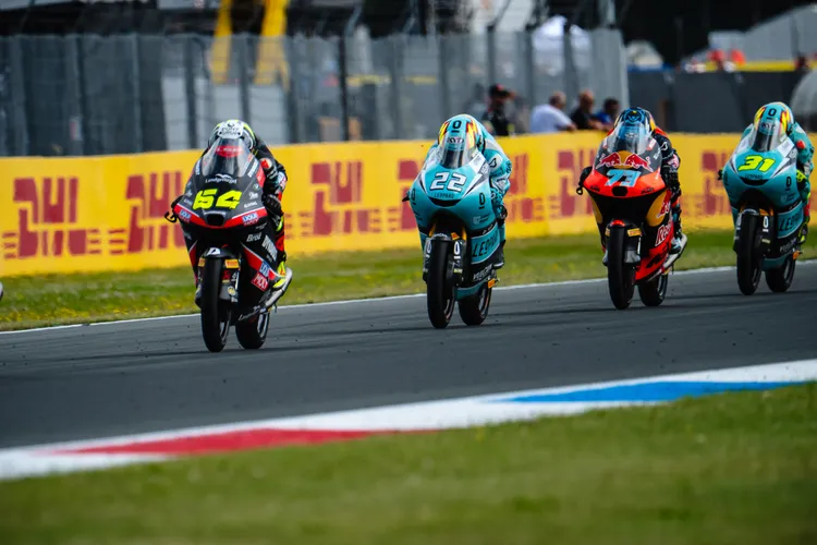 雖然週末賽道溫度起伏不小，但正賽日溫度仍略高於排位賽，Moto3開賽時達到攝氏35度，Moto2更升至38度，對輪胎穩定性是嚴苛考驗。倍耐力輪胎提供