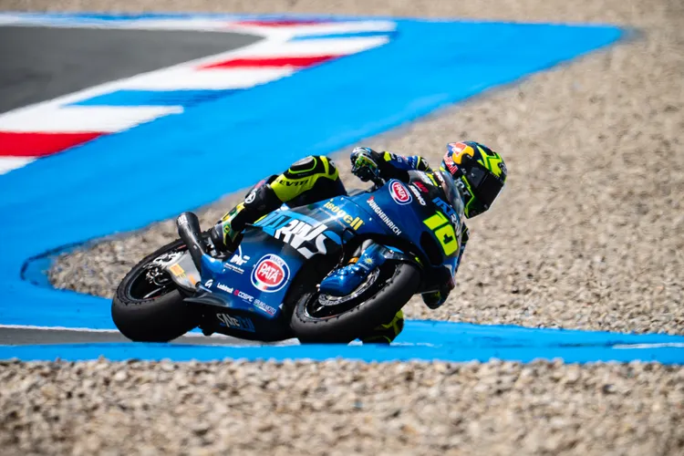 巴西車手Diogo Moreira（Kalex）跑出氣勢如虹的節奏，不僅成功收下生涯首場Moto2分站冠軍，更在第三圈刷出1'35.580的全新正賽單圈紀錄。倍耐力輪胎提供