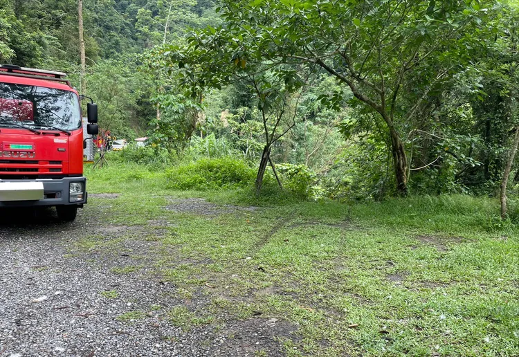 搜救人員緊急趕到現場，發現該處有輪胎痕。翻攝畫面