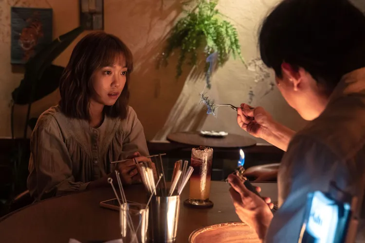 莫子儀得知李霈瑜生日，溫暖為她調一杯「提拉米蘇調酒」慶生。逆光電影提供