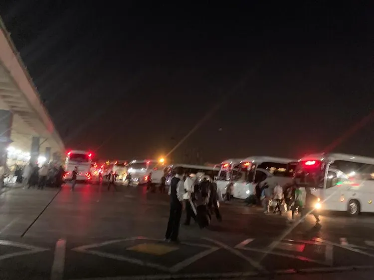 德黑蘭巴士站一車難求。中央社