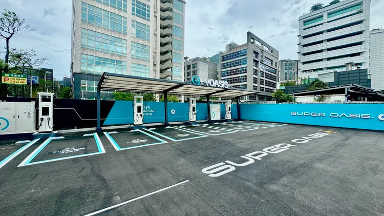 EVOASIS台北內湖再添新站，堤頂大道超級綠洲即將啟用，提供360kW + 180kW共8格快充車位。業者提供