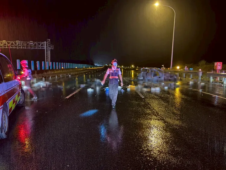 汽車自撞起火燃燒，駕駛拋飛身亡。翻攝畫面