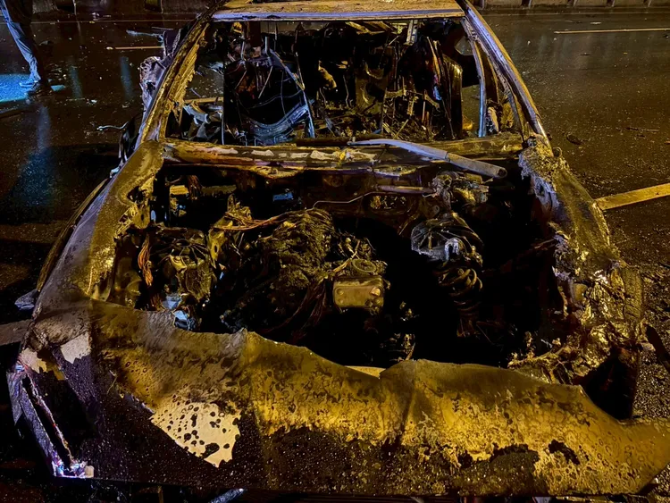 汽車自撞起火燃燒，駕駛拋飛身亡。翻攝畫面