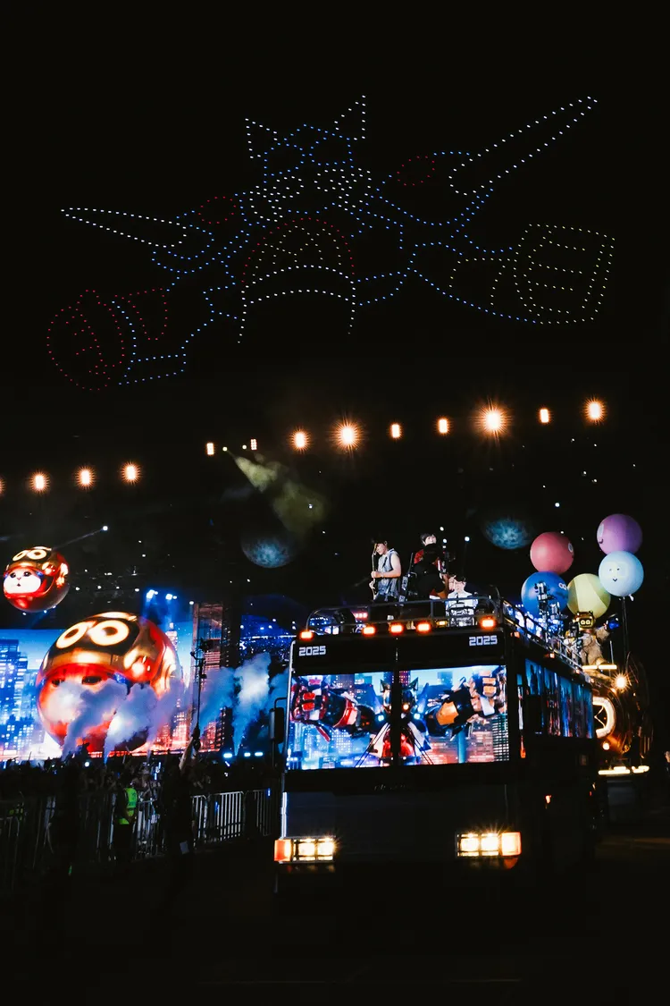 五月天哈爾濱開唱，1500台無人機在星空中編舞寫字。相信音樂提供