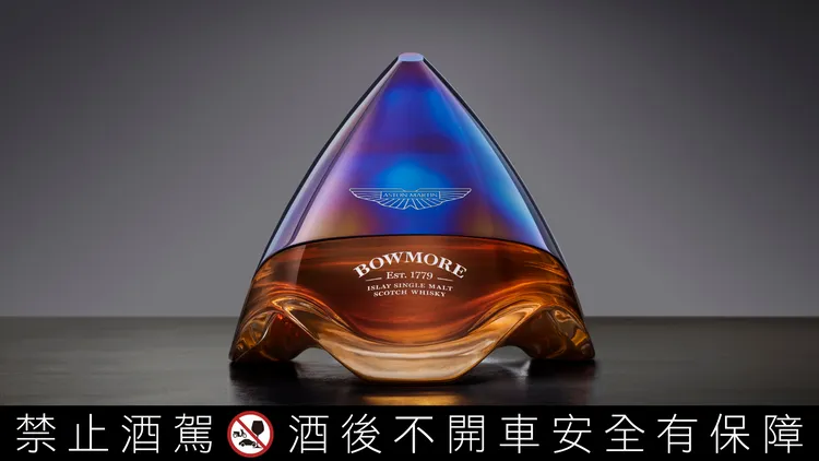 波摩 ARC-54「Iridos Edition」倫敦蘇富比拍賣 13.5 萬英鎊成交(約台幣540萬)，再創威士忌收藏藝術新高峰。業者提供