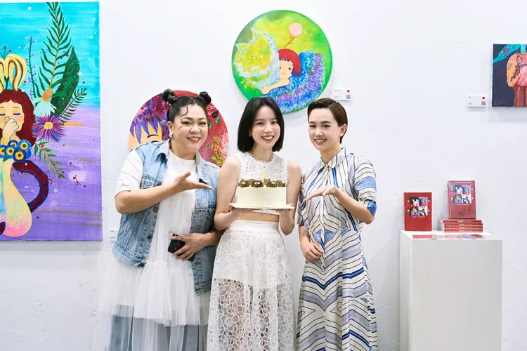 Amanda（左起）擔任程予希簽書會主持人，嚴正嵐帶著蛋糕驚喜現身。星星相藝提供