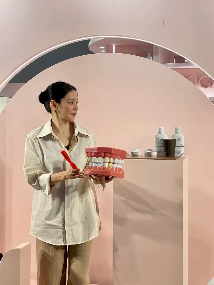 徐若瑄自為口腔保養品牌代言，意外發現自己愛上露齒笑。王郁惠攝