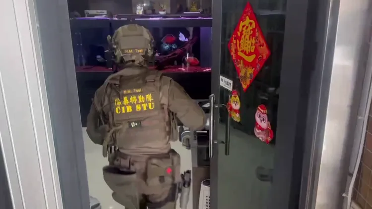 警方搜查高利貸放款公司集團時，發現嫌犯供俸泰國「古曼童」求財。翻攝畫面