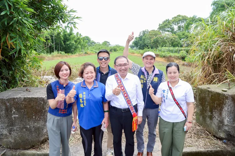 侯友宜(圖中)及原民局長Siku Yaway 林瑋茜(左一)等人會勘樹林南園段的原住民族社會住宅預定地，侯表示這是深化原住民族居住正義，為全國建立典範。原民局提供
