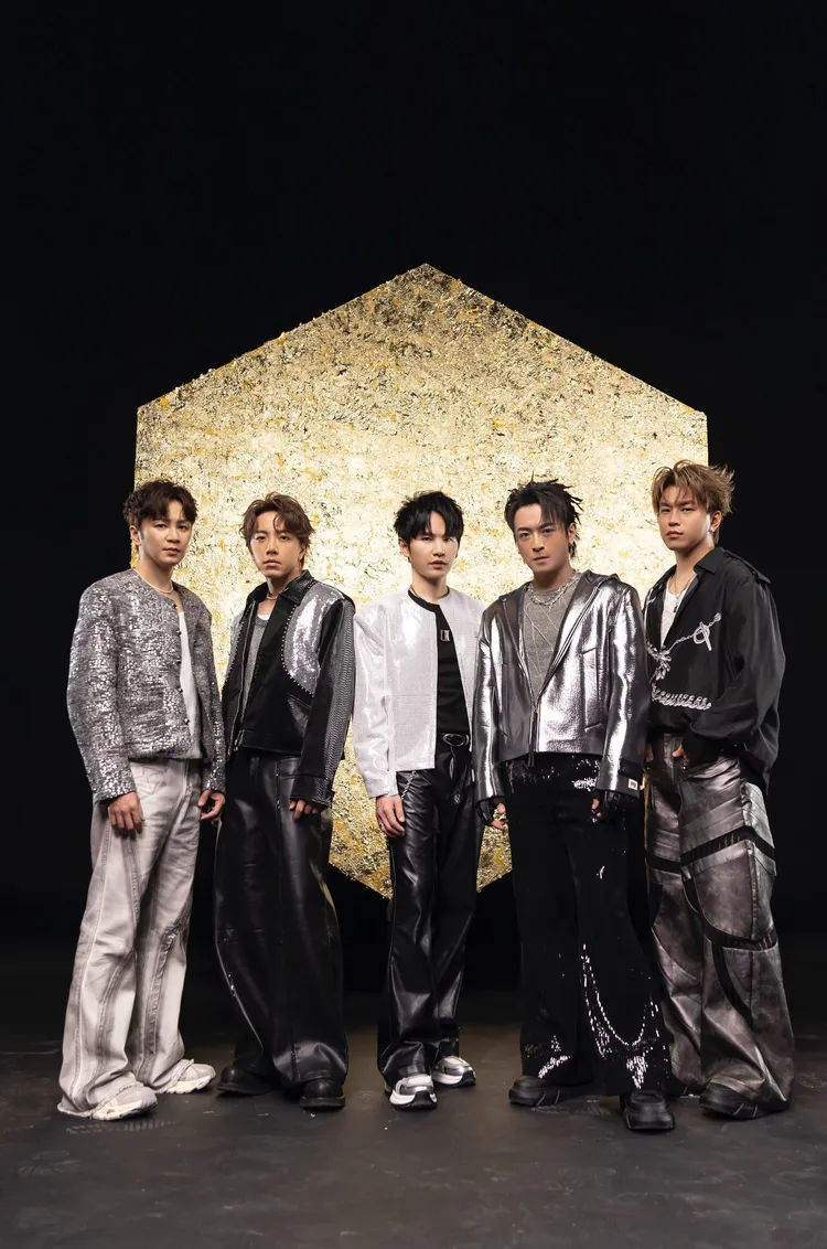 《High 5》MV以1000片金箔純手工打造的黃金六角形。相信音樂提供