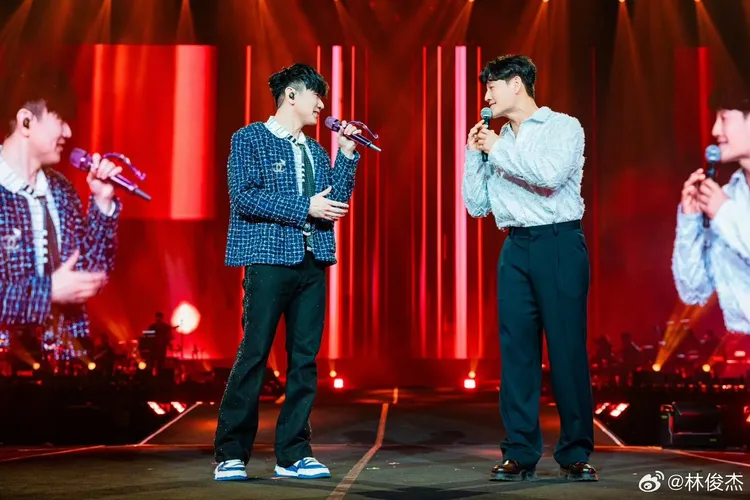 林俊傑首爾場首場嘉賓邀來金鐘國。摘自微博