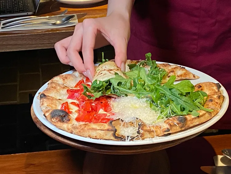 限定款「義大利國慶披薩」，主廚特別推薦「捲著吃」。Rosmarino提供