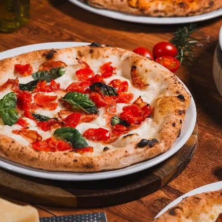 期間推出披薩系列全品項第2份半價優惠，包含經典瑪格麗特等口味都適用。Rosmarino提供